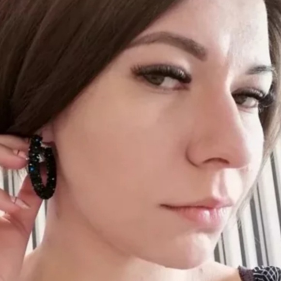 Nelly Hoop Earrings - Picture 4 of 8